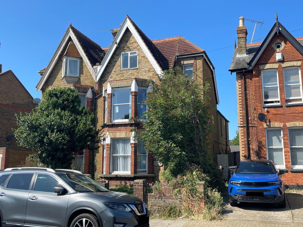 Lot: 88 - FREEHOLD BLOCK OF TWO LARGE THREE-BEDROOM FLATS - Semi-detached three storey property